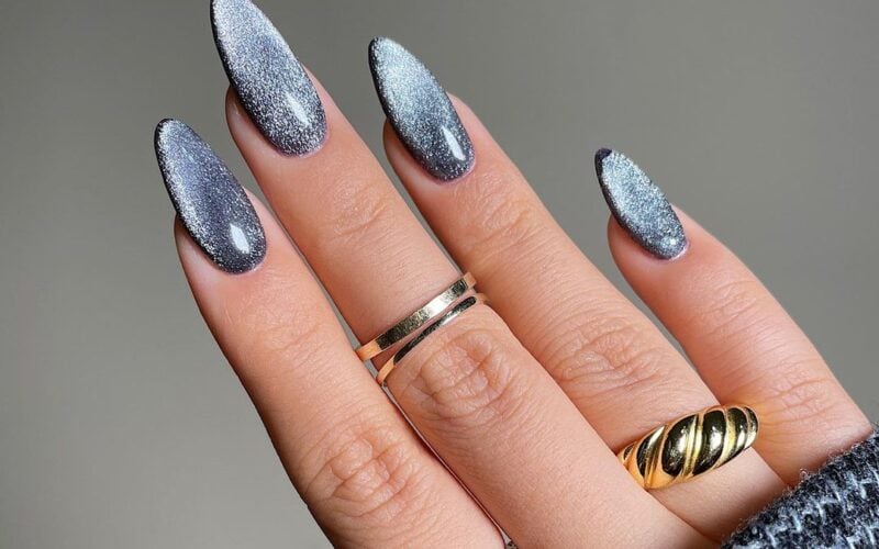 Τα Velvet nails είναι το απολυτό trend για το μανικιούρ των γιορτών
