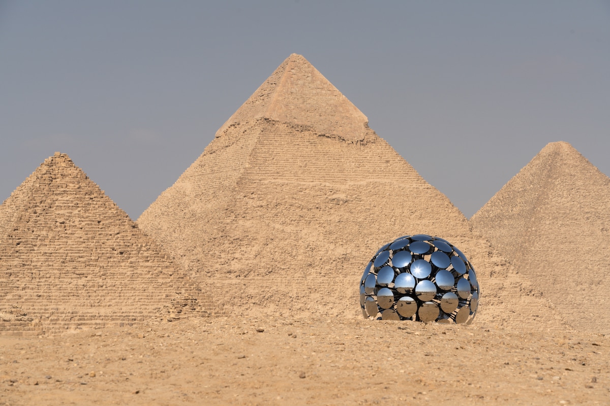 Η σφαίρα μέσα στην έρημο που καθρεφτίζει υπέροχα τις πυραμίδες της Αιγύπτου