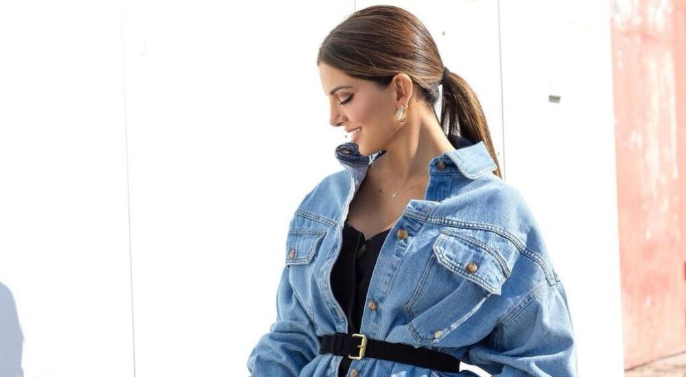 Το jeans jacket είναι in fashion και η Σταματίνα Τσιμτσιλή μάς δείχνει πώς να το φορέσουμε τέλεια