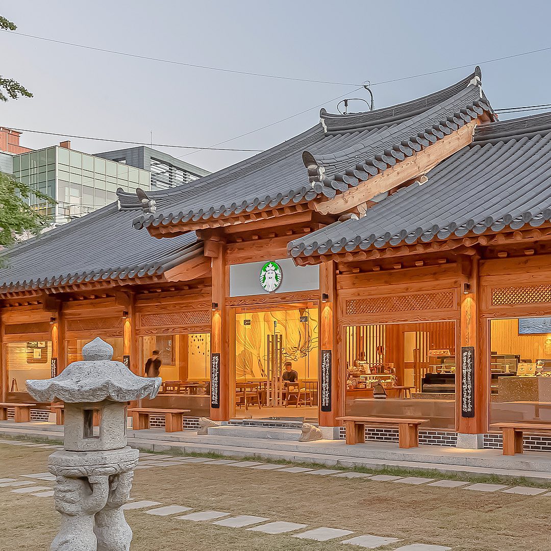 Το νέο κατάστημα των Starbucks στην Κορέα βρίσκεται σε ένα αιωνόβιο παραδοσιακό σπίτι