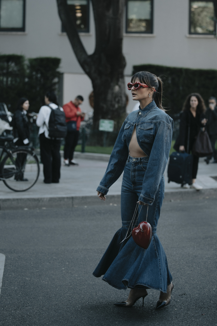 Το jeans jacket είναι in fashion και η Σταματίνα Τσιμτσιλή μάς δείχνει πώς να το φορέσουμε τέλεια