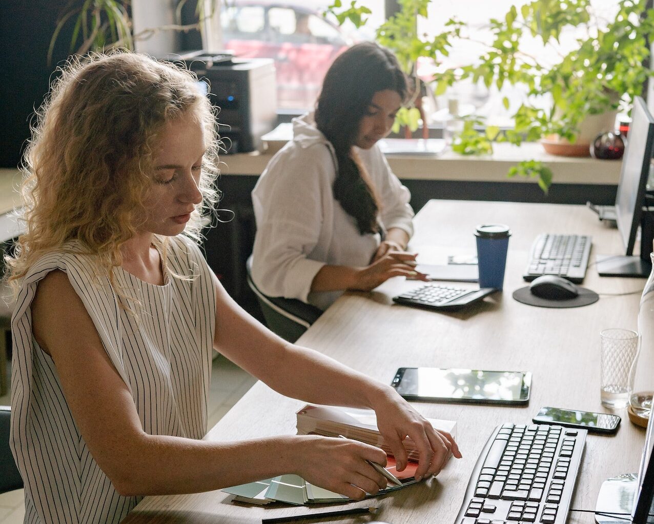 Είσαι ακόμη στην Αθήνα και δουλεύεις; Πώς να την παλέψεις στο γραφείο μέχρι τις διακοπές