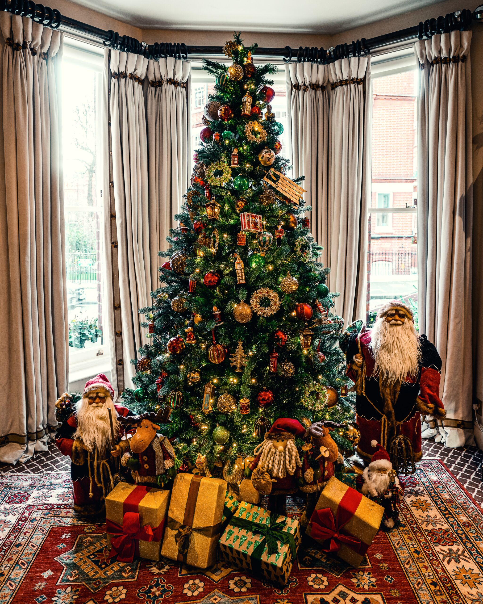 Πώς να επιλέξεις τους σωστούς χρωματικούς συνδυασμούς για το χριστουγεννιάτικο δέντρο σου