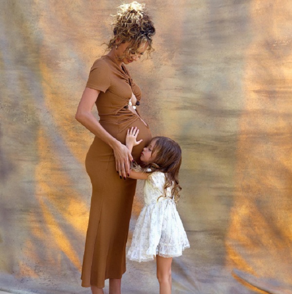 Chrissy Teigen: «Είμαστε ευλογημένοι»- H πρώτη φωτογραφία στο σπίτι με τη νεογέννητη κόρη της