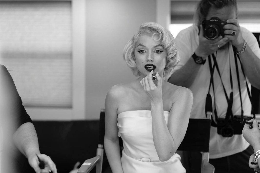 «Σπάει» τη σιωπή του ο σκηνοθέτης του «Blonde» για τις έντονες αντιδράσεις με την ταινία της Monroe