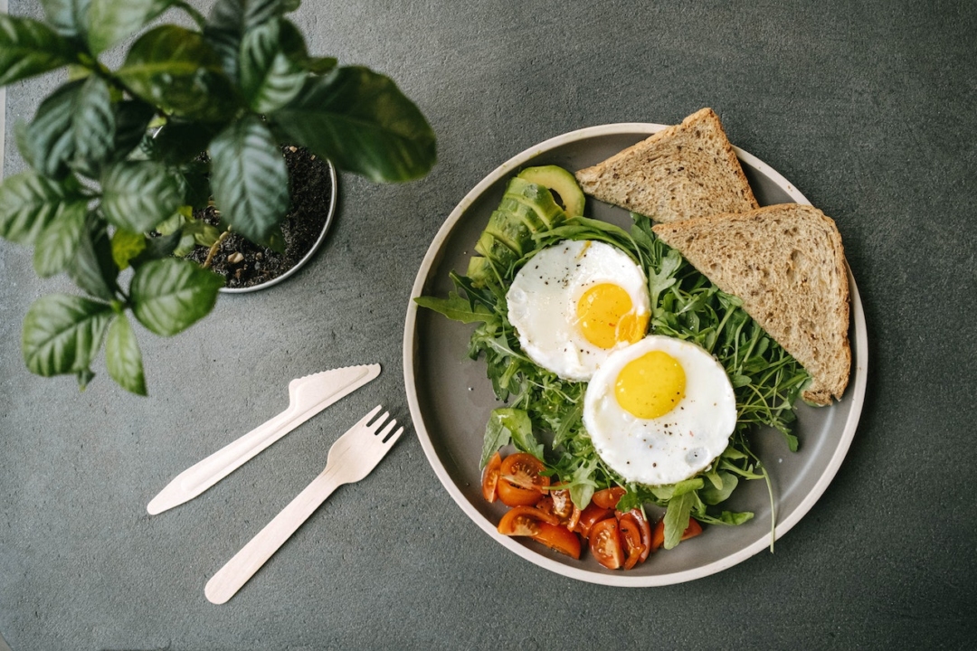 Τα 2 λαχανικά που μπορούν να δώσουν τέλειο σχήμα στα τηγανιτά αυγά σου