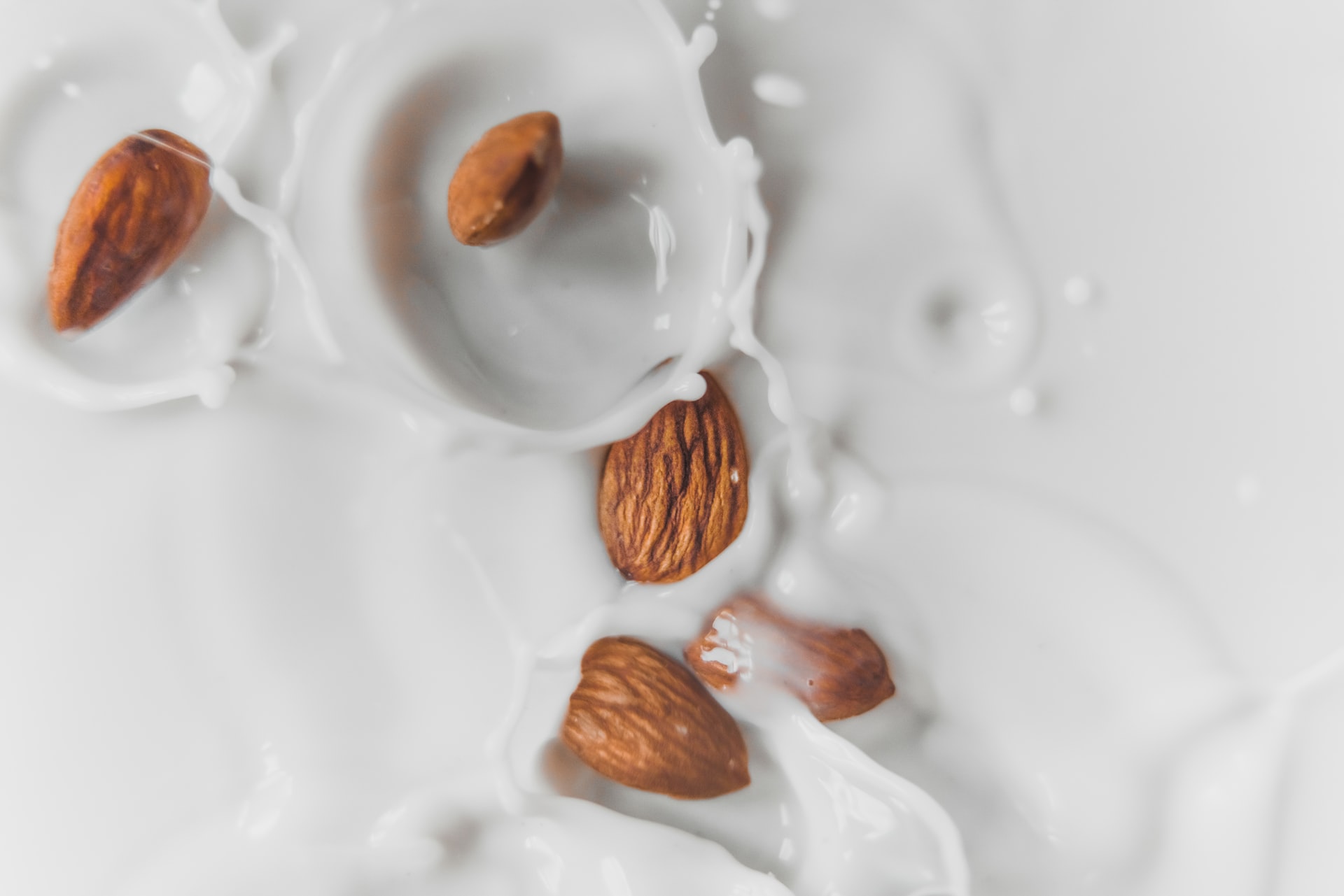 5 τρόποι για να βρεις υγιεινό γάλα φυτικής προέλευσης και πώς να διαλέξεις το καλύτερο  
