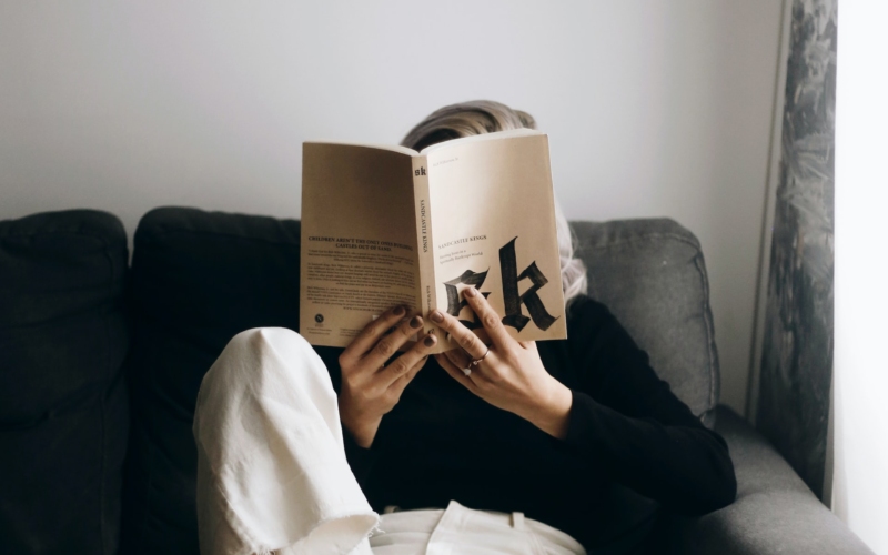 Ζήσε περισσότερο διαβάζοντας βιβλία- Τα οφέλη της ανάγνωσης στον εγκέφαλο και στην ψυχική υγεία
