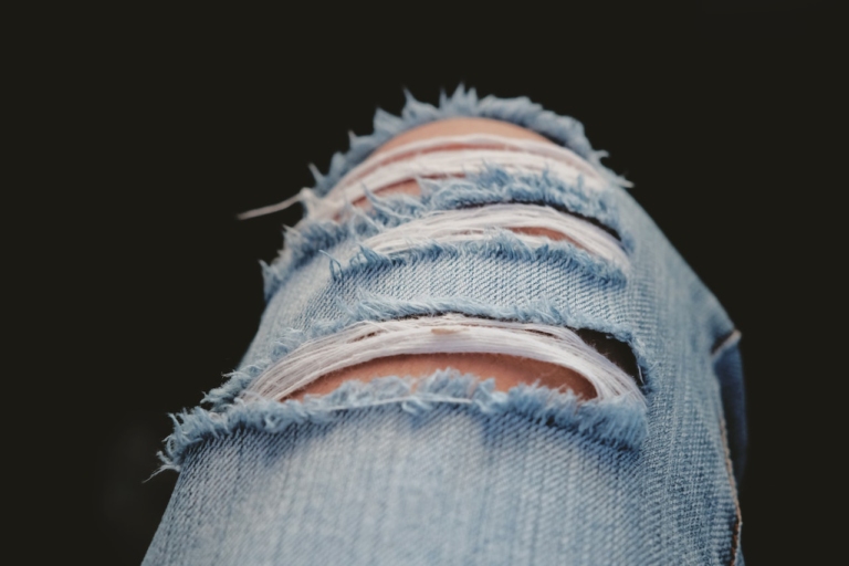Μεταμόρφωσε το παλιό σου jeans και δώσε του τη μορφή του φθαρμένου