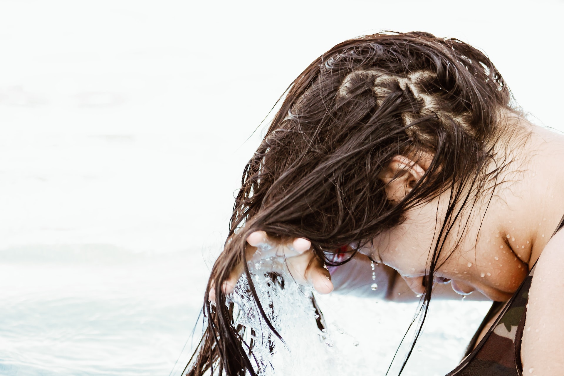 Οι νιφάδες που βρίσκεις στα μαλλιά σου μπορεί να μην είναι πιτυρίδα, αλλά υπολείμματα hairspray