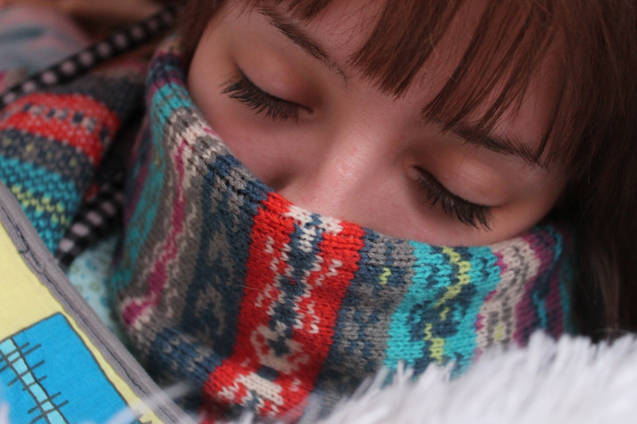 Κρυολόγημα ή γρίπη; Δες πώς μπορείς να ξεχωρίσεις τα συμπτώματα και πότε να ανησυχήσεις