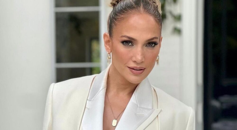 H Jennifer Lopez ανοίγει το σπίτι της στο LA και δηλώνει λάτρης των Χριστουγέννων