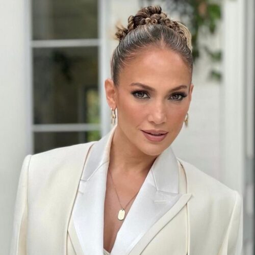 H Jennifer Lopez ανοίγει το σπίτι της στο LA και δηλώνει λάτρης των Χριστουγέννων