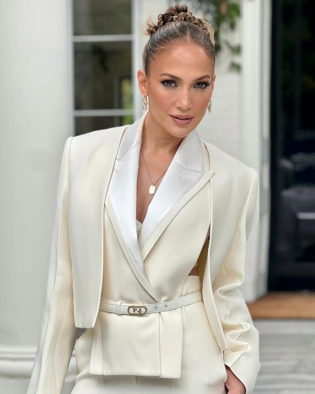 H Jennifer Lopez ανοίγει το σπίτι της στο LA και δηλώνει λάτρης των Χριστουγέννων