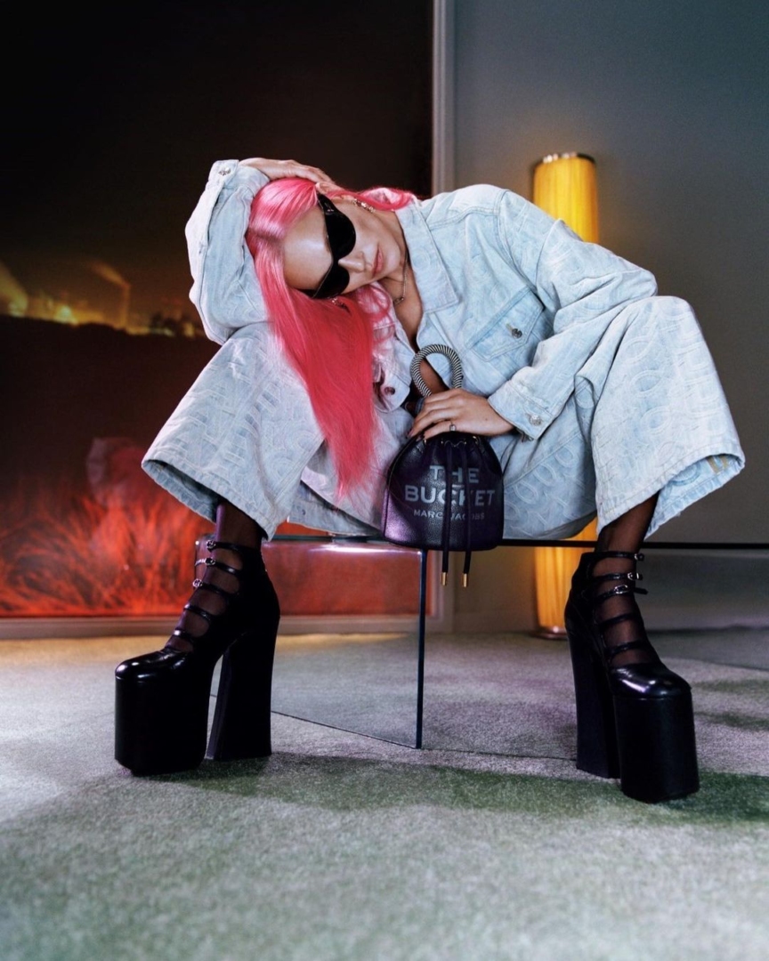Η Kate Moss ξανά με τα 90s Neon Pink μαλλιά της για την νέα καμπάνια του Marc Jacobs