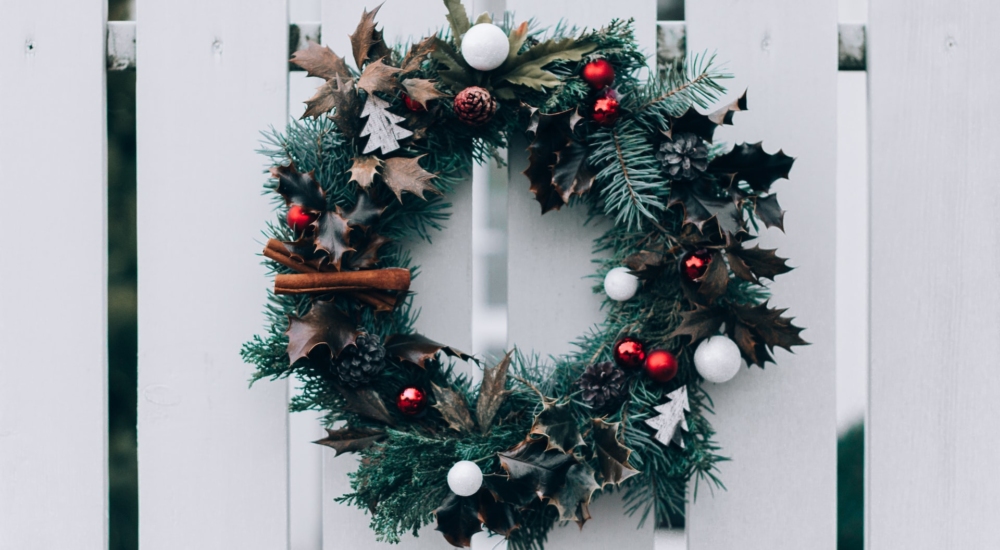 Η χριστουγεννιάτικη διακόσμηση ξεκινά από την είσοδο του σπιτιού- Δε θέλει κόπο 4 είναι οι λύσεις
