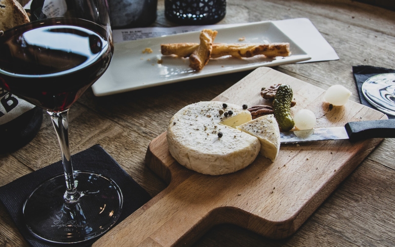 Συνόδεψε το εορταστικό δείπνο με γαλλικό τυρί καμαμπέρ- Φτιάξτο ψητό με θυμάρι και σκόρδο