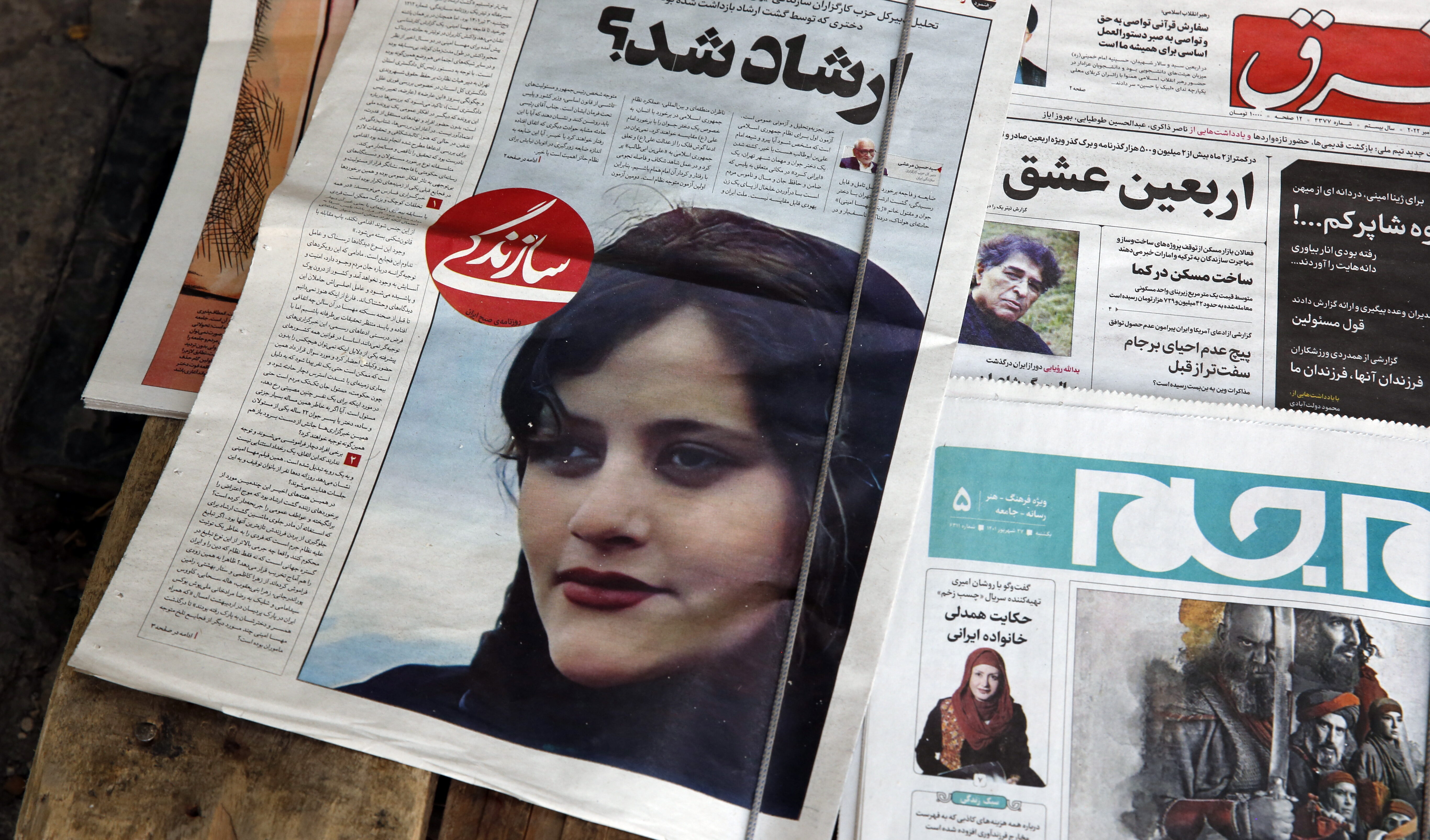 Η Roya Piraei ανοίγει την καρδιά της στην Angelina Jolie για τον θάνατο της μητέρας της στο Ιραν