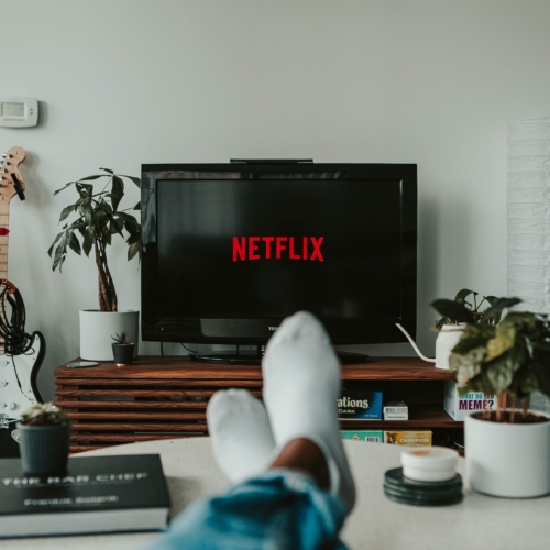 Οι καλύτερες σειρές του Netflix για binge-watch λίγο πριν αλλάξει ο χρόνος