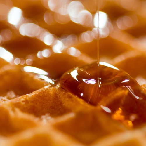 Μέλι και σιρόπι σφενδάμου: Όλοι οι λόγοι για να τα προτιμάς αντί για ζάχαρη
