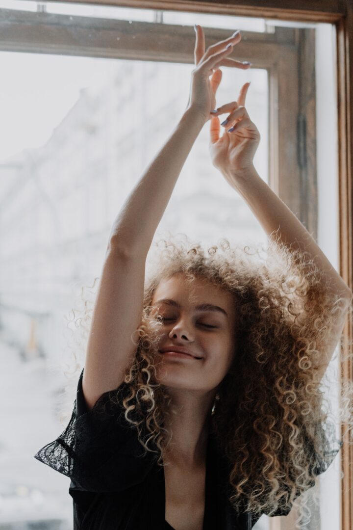 Όλα όσα πρέπει να ξέρεις για την Curly Girl Method ακόμη κι αν δεν είσαι σγουρομάλλα