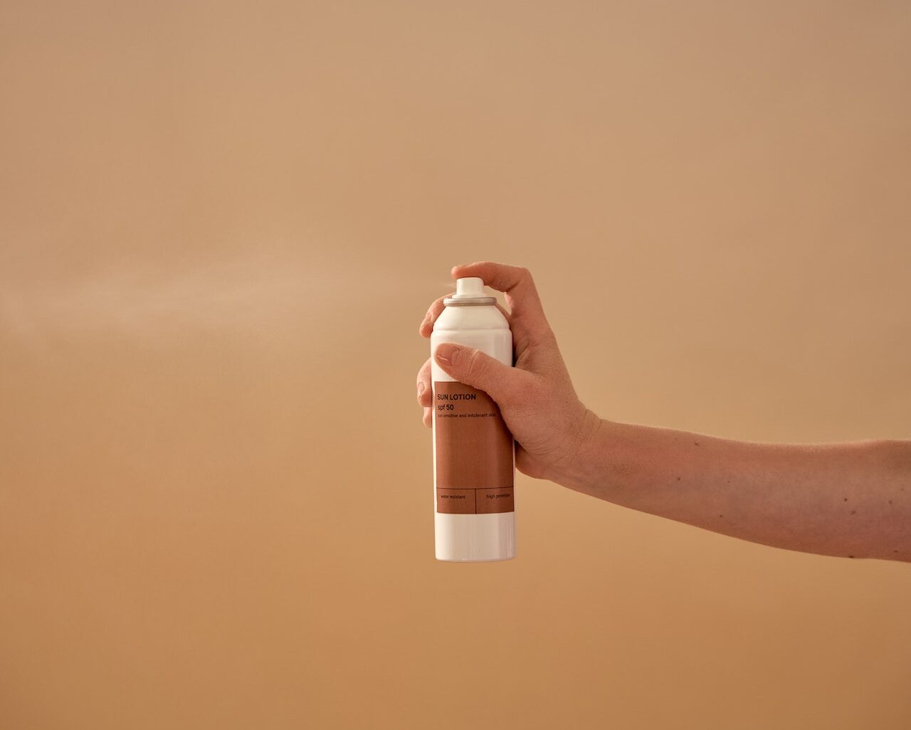 10 τρόποι για να χρησιμοποιήσεις το σπρέι των μαλλιών σου που δεν είχες σκεφτεί πότε μέχρι τώρα