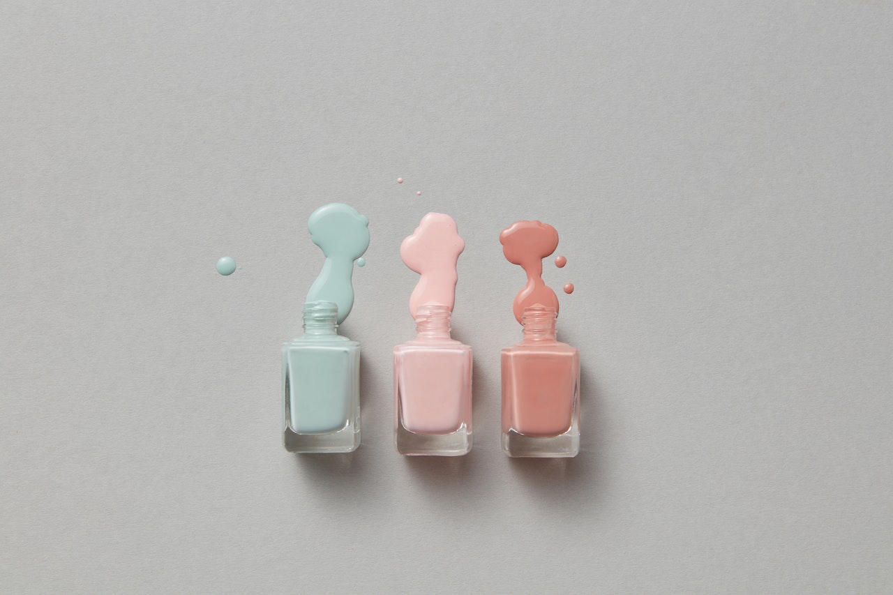 Πώς να αφαιρέσεις το βερνίκι νυχιών από τα ρούχα και τα υφάσματα