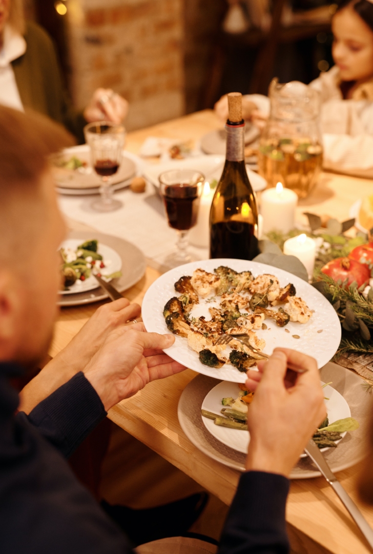 Πώς να απολαύσεις το εορταστικό τραπέζι χωρίς ενοχές, συμφώνα με διατροφολόγο