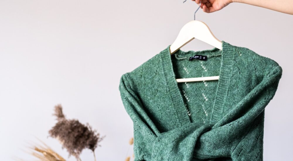 3 είναι οι εύκολοι τρόποι για να διπλώσεις επιτέλους τέλεια τα φούτερ και τα πουλόβερ σου