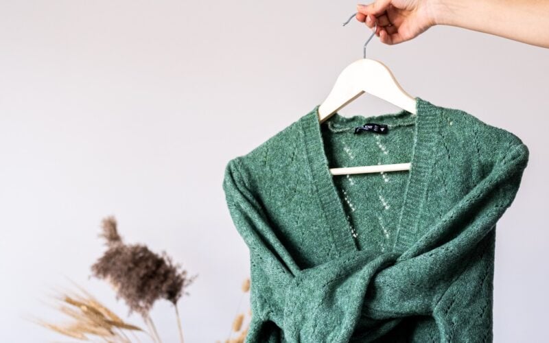 3 είναι οι εύκολοι τρόποι για να διπλώσεις επιτέλους τέλεια τα φούτερ και τα πουλόβερ σου
