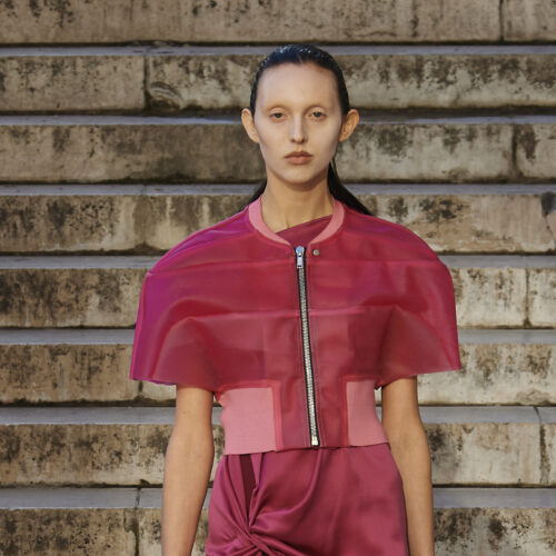 Viva Magenta: Τα καλύτερα fashion items για να «φορέσεις» υπέροχα το χρώμα του 2023
