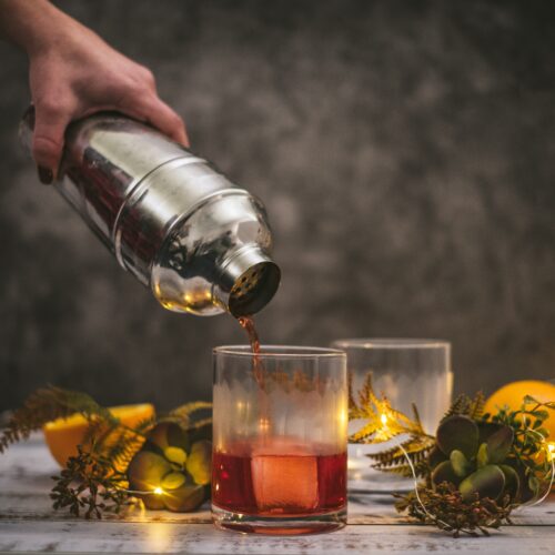 Φτιάξε «Bourbon-Campari Punch» και κέρασε τους καλεσμένους σου στο ρεβεγιόν