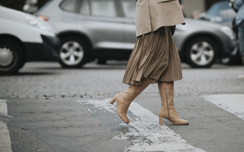 6 super cool σύνολα για να φορέσεις τις φούστες σου με μπότες