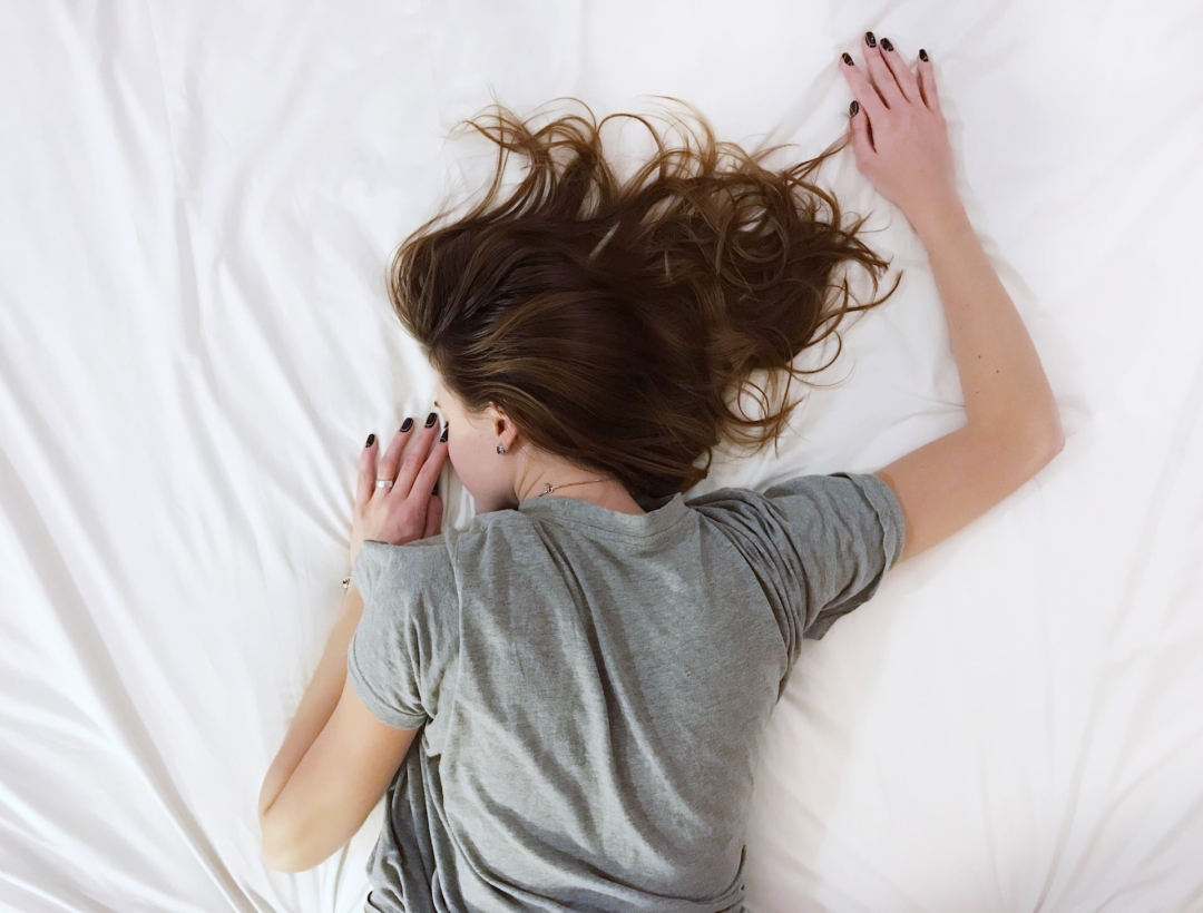Τα οφέλη του να κοιμάσαι ανάσκελα και πώς να εκπαιδεύσεις τον εαυτό σου να το κάνει