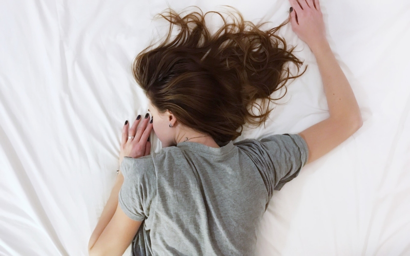 Πώς να ξανακοιμηθείς αν ξυπνήσεις στη μέση της νύχτας -Τι λένε οι ειδικοί