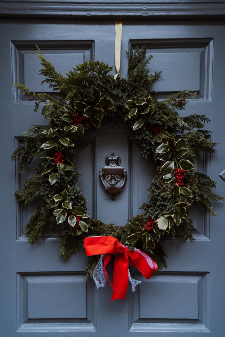 Η χριστουγεννιάτικη διακόσμηση ξεκινά από την είσοδο του σπιτιού- Δε θέλει κόπο 4 είναι οι λύσεις