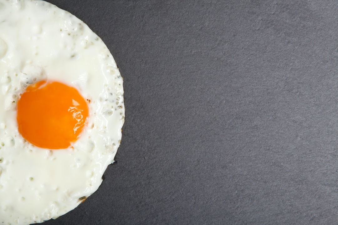 Τα 2 λαχανικά που μπορούν να δώσουν τέλειο σχήμα στα τηγανιτά αυγά σου