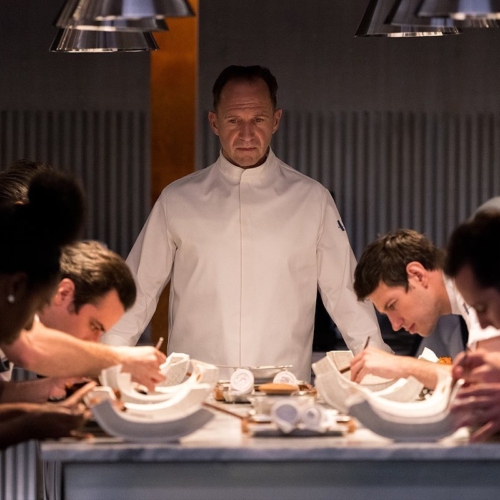 «The Menu» η μαύρη κωμωδία- θρίλερ με πρωταγωνιστή τον Ralph Fiennes σε ρόλο αδίστακτου σεφ