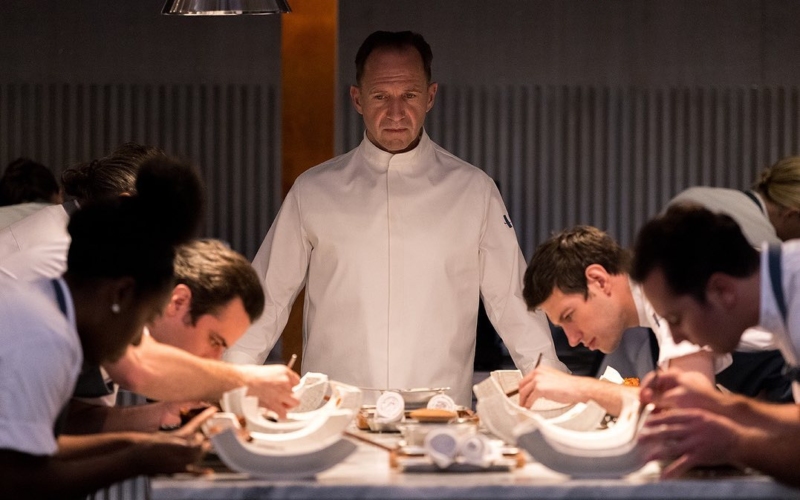 «The Menu» η μαύρη κωμωδία- θρίλερ με πρωταγωνιστή τον Ralph Fiennes σε ρόλο αδίστακτου σεφ