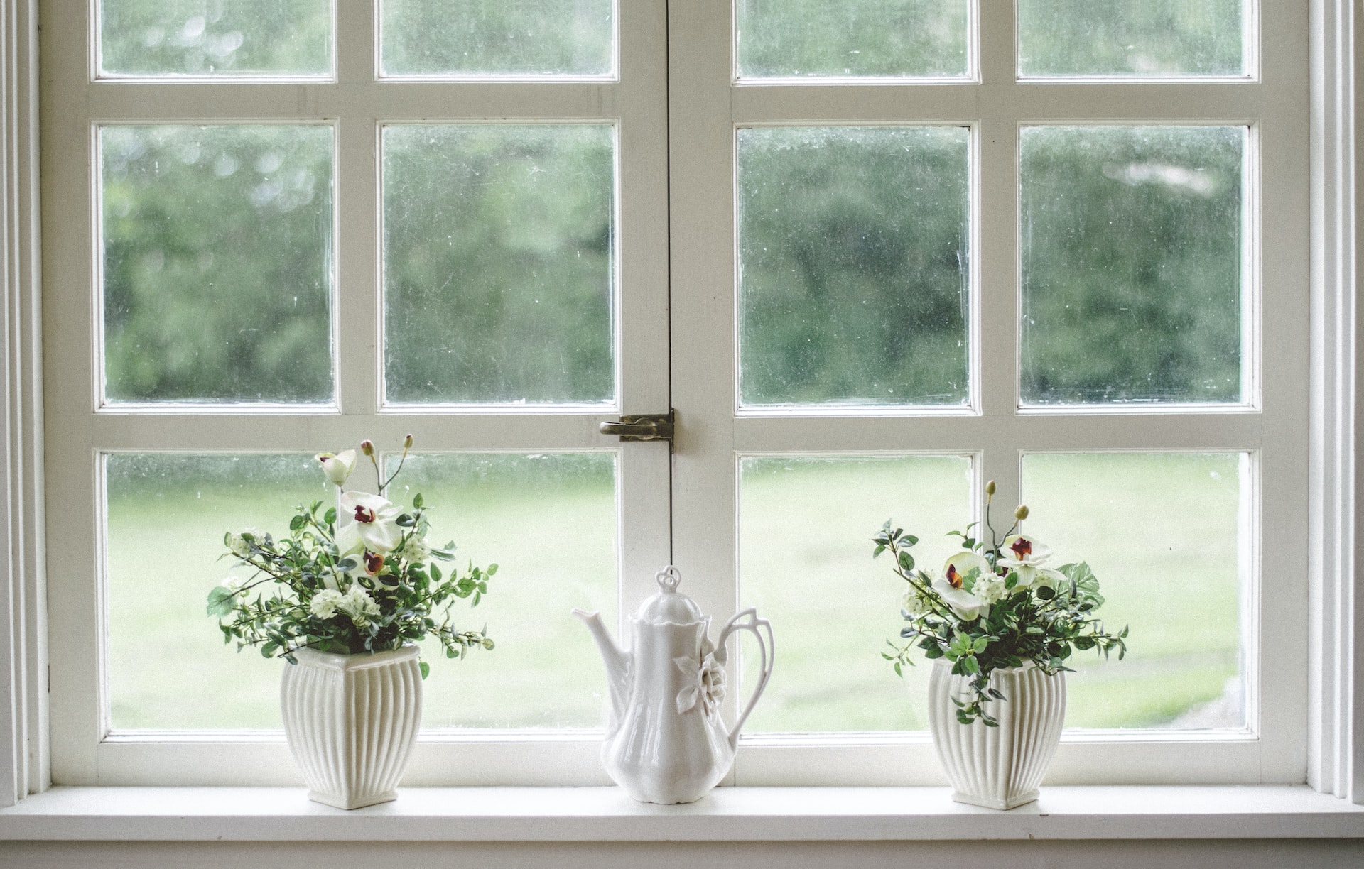 παράθυρο με λουλούδια