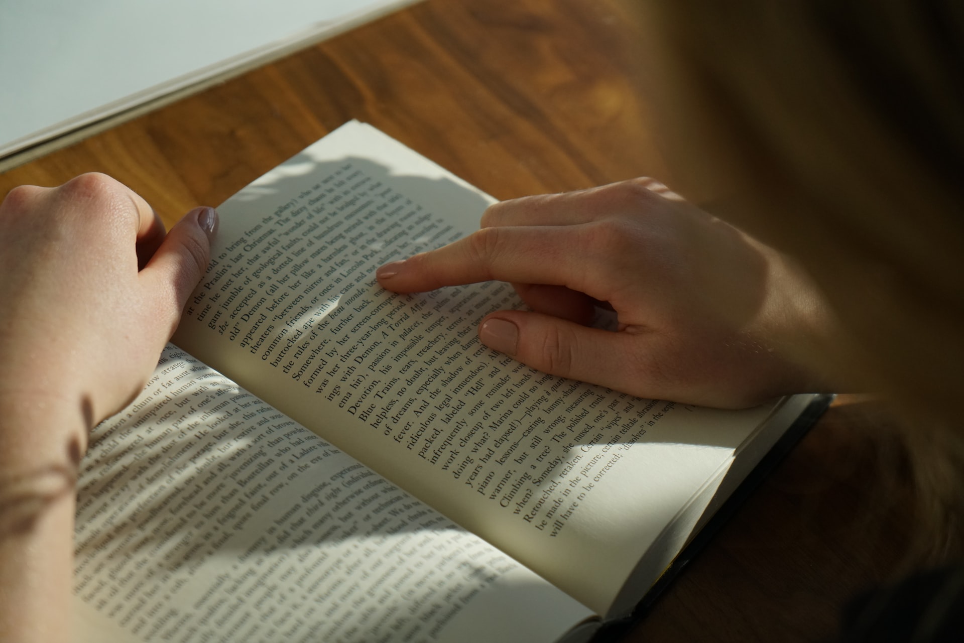 Ζήσε περισσότερο διαβάζοντας βιβλία- Τα οφέλη της ανάγνωσης στον εγκέφαλο και στην ψυχική υγεία