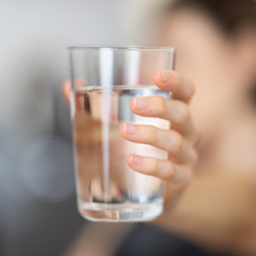 Τα 6 υγιή οφέλη του να πίνεις νερό αμέσως μόλις ξυπνάς, σύμφωνα με τους γιατρούς 