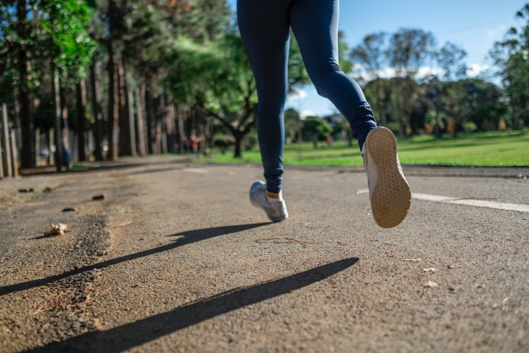 Τα 2 χαρακτηριστικά που πρέπει να έχουν τα αθλητικά σου παπούτσια για υγιή γόνατα