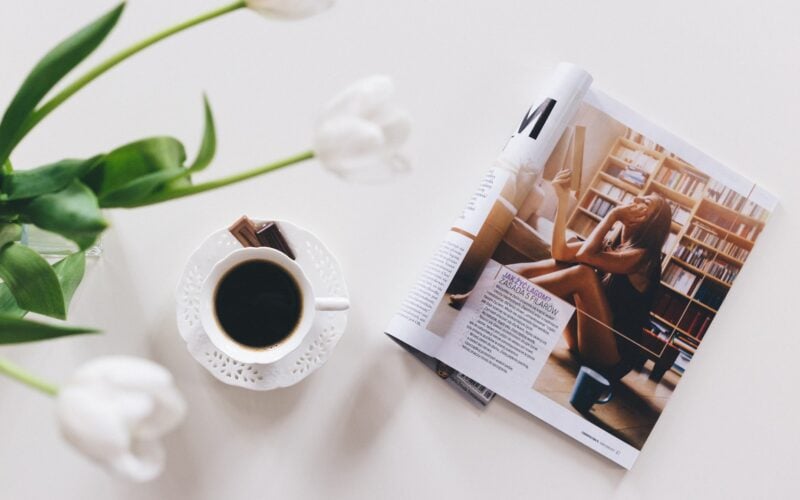 καφές με περιοδικό