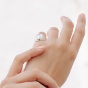 δαχτυλίδι στο μικρό δάχτυλο