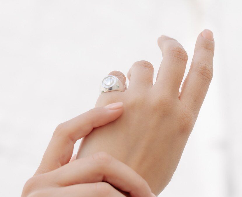 δαχτυλίδι στο μικρό δάχτυλο
