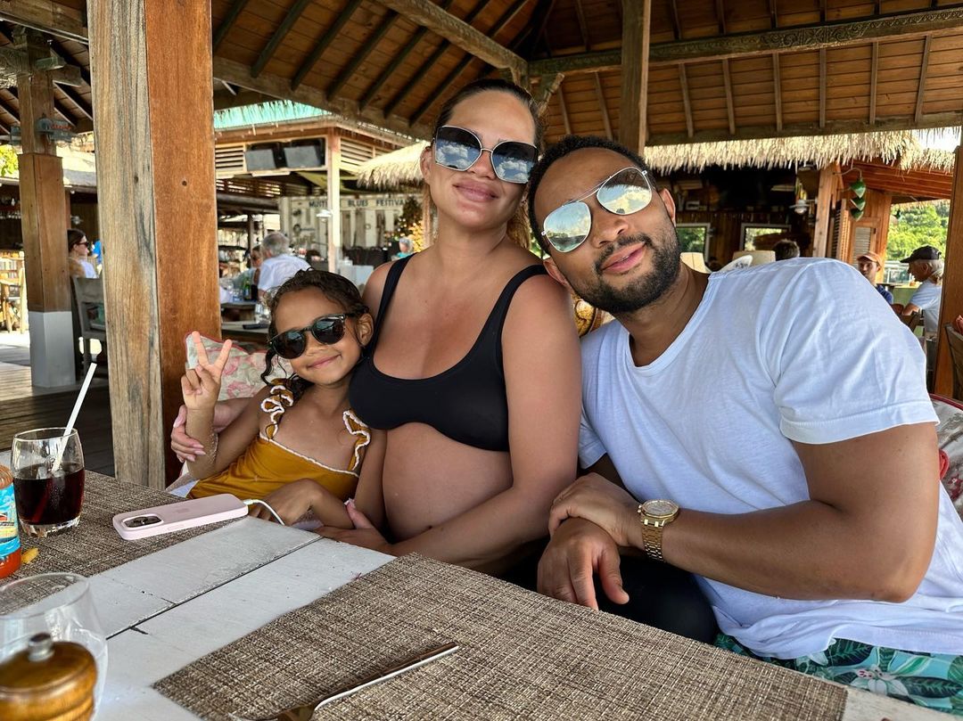 Chrissy Teigen: Γέννησε το τρίτο της παιδί