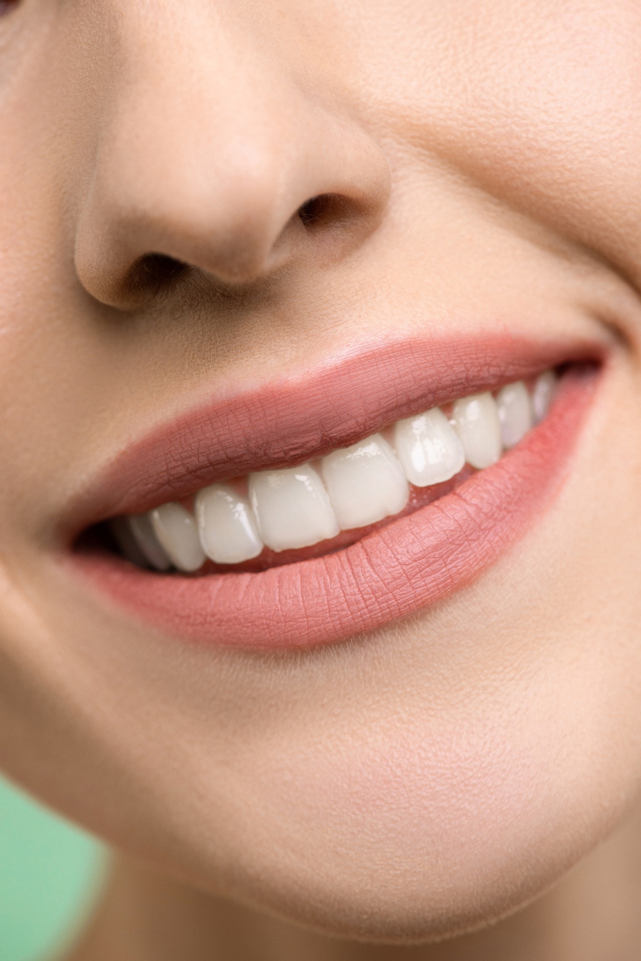 Τα λευκά δόντια φανερώνουν υγεία- Τι πρέπει να γνωρίζεις για τις οδοντόκρεμες με ενεργό άνθρακα