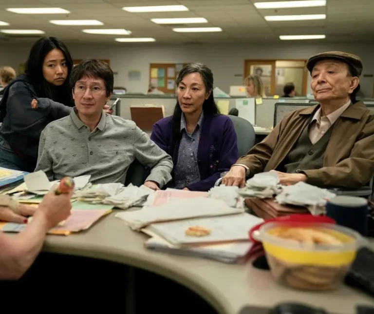 Everything Everywhere All At Once: Γιατί η ταινία έχει σαρώσει τις κατηγορίες στα φετινά Oscar