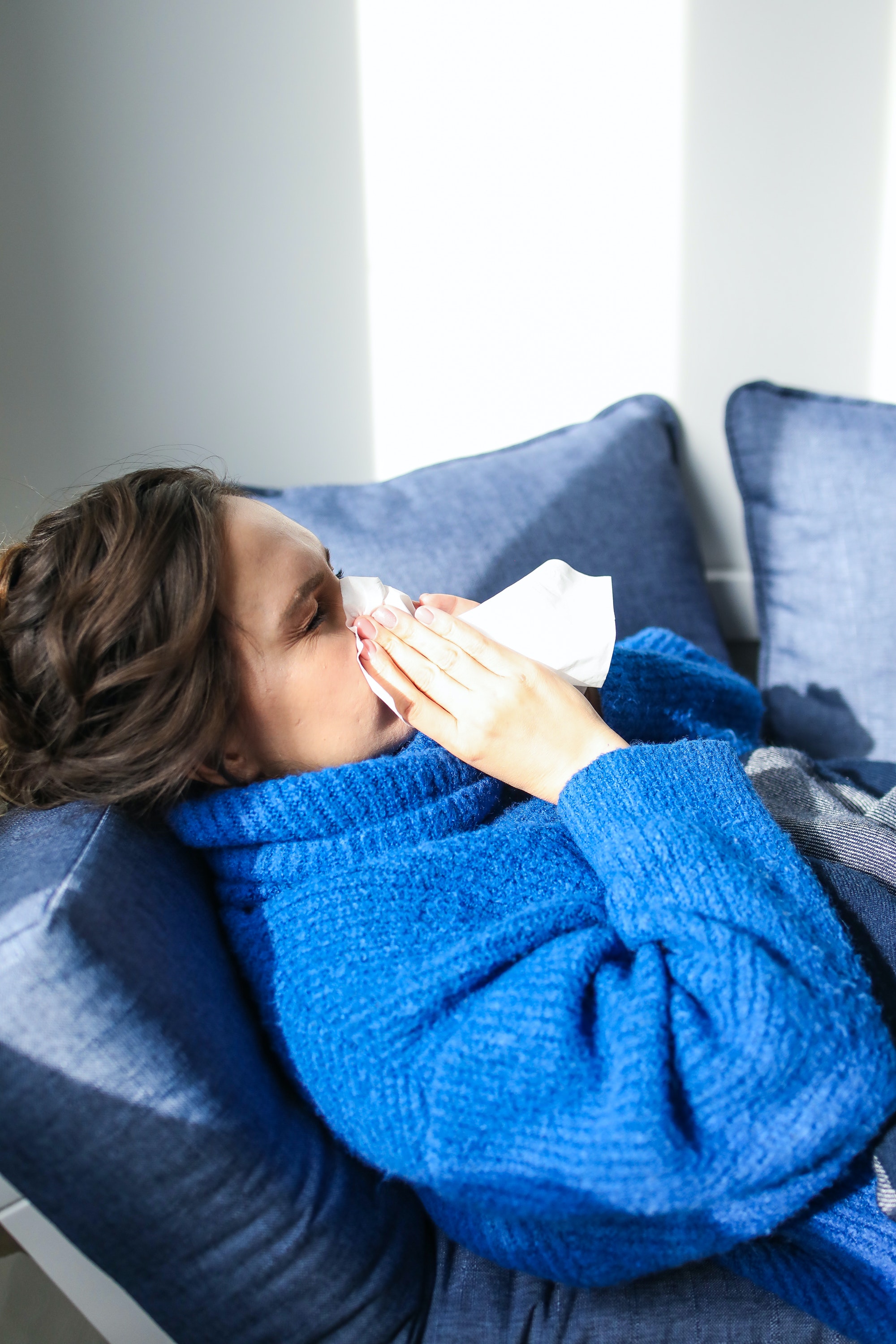 Covid, γρίπη ή RSV; 4 σημάδια που θα σε βοηθήσουν να καταλάβεις ποιον ιό έχεις